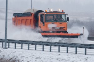 Į Lietuvą atslenka gausus sniegas, daug kur pustys 