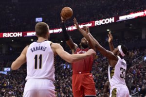 Iš šalies stebėjęs J. Valančiūnas pamatė D. Sabonio dėjimus ir dramatišką „Raptors“ pergalę