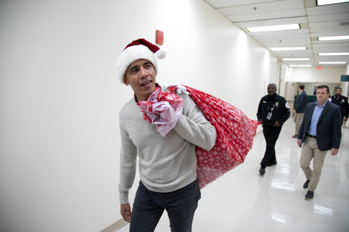  Pasipuošęs Kalėdų Senelio kepure ir su maišu dovanų B.Obama apsilankė vaikų ligoninėje.<br> AFP/Scanpix nuotr.