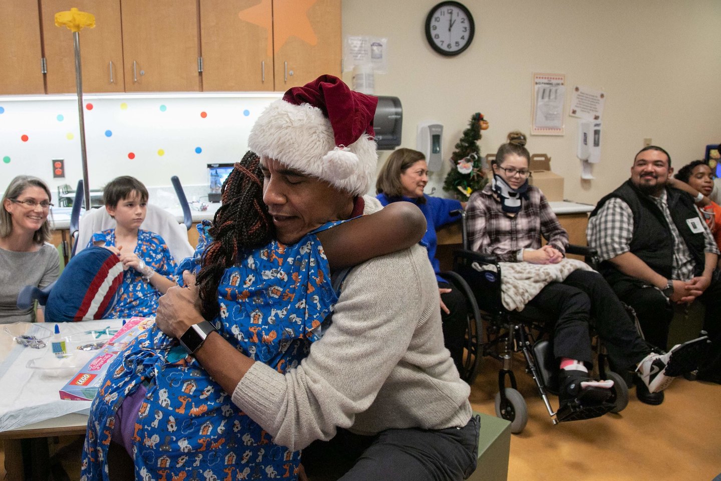  Pasipuošęs Kalėdų Senelio kepure ir su maišu dovanų B.Obama apsilankė vaikų ligoninėje.