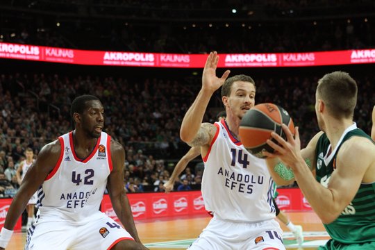 „Anadolu Efes“ pasismagino Eurolygoje su „Budučnost“ – įveikė 38 taškų skirtumu