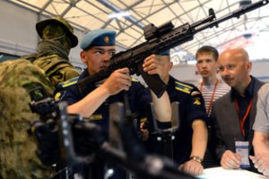 „Kalašnikov“ perdavė Rusijos armijai pirmą naujųjų AK-12 partiją