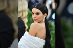 Kendall Jenner: pamokanti istorija, kaip balta Kardashianų klano varna pasiekė savo