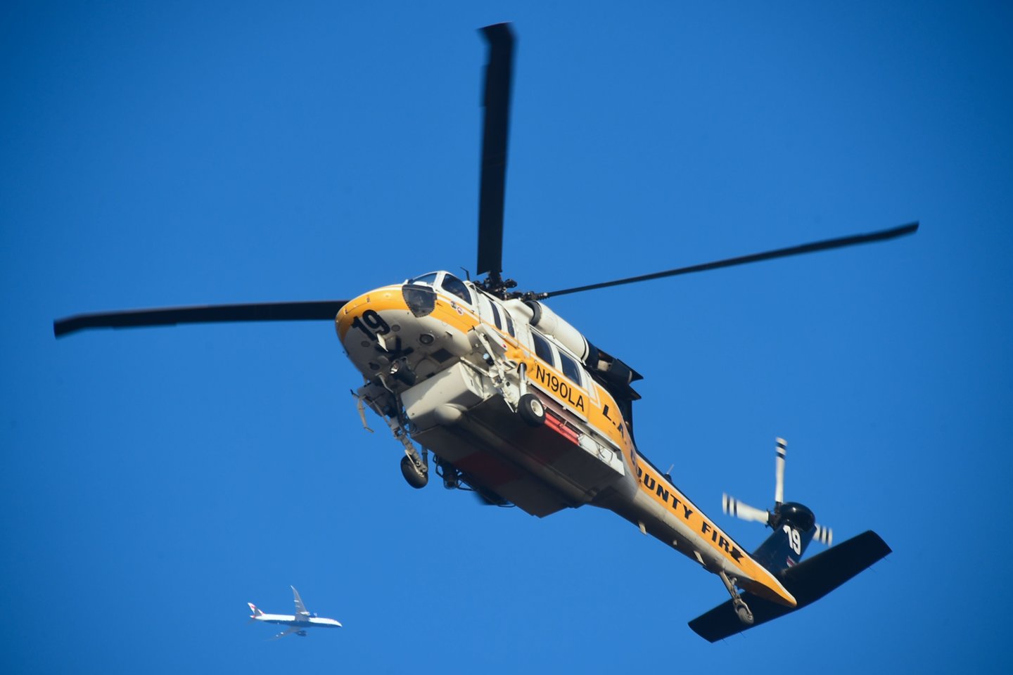 Sraigtasparnis sudužo dėl kuriozinės priežasties, bet per nelaimę žuvo visi trys juo skridę žmonės.<br>AFP/Scanpix nuotr.
