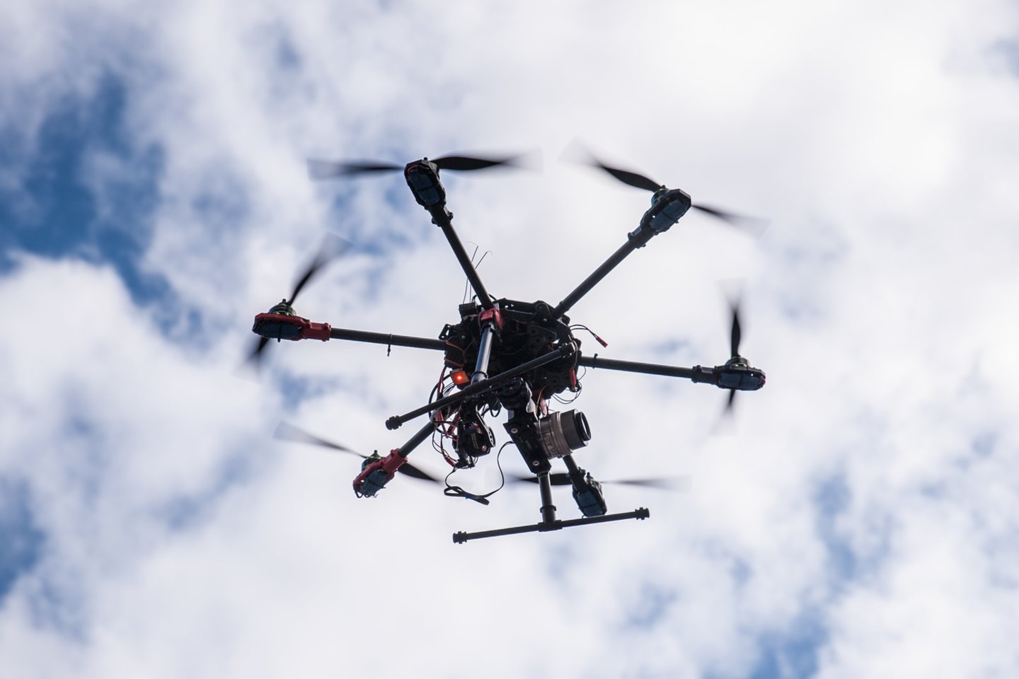 Latvijos kariuomenė įsigis dronų iš dviejų vietos gamintojų – latvių bendrovių „UAV Factory“ ir „Atlas Aerospace“.