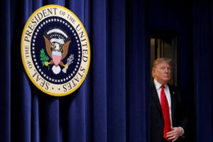 Donaldo Trumpo komanda toliau byra: dėl požiūrių skirtumų traukiasi gynybos sekretorius