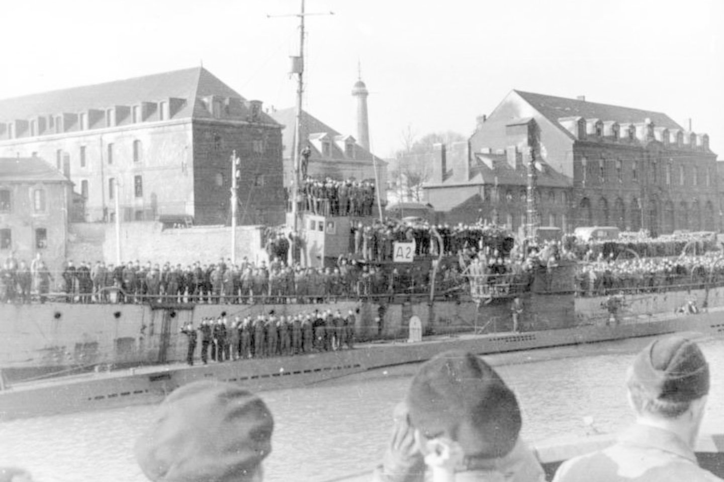 Vokiečių povandeninis laivas išplaukia iš Lorjano bazės. Išlydėti karių susirinkdavo minios žmonių. 1942 m.<br>Leidėjų nuotr.