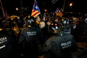Katalonų separatistai dėl Ispanijos vyriausybės posėdžio blokavo regiono kelius