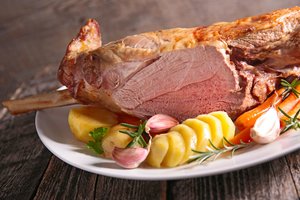 Orkaitėje keptas ėrienos kumpis su medumi sužavės visus gurmanus