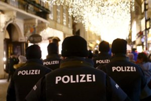 Vienoje didžiulė saugumo operacija: policija po šaudynių užtvėrė senamiestį, ieško įtariamųjų