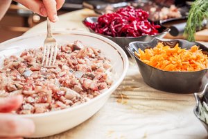 Žinovė pataria, kaip šventėms paruošti tikrą senovišką lietuvišką silkę