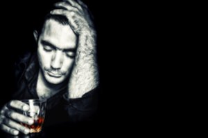 Psichiatras: „Jeigu girtas žmogus kalba apie savižudybę – nepalikite jo vieno“