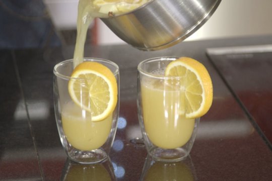 Šaltam žiemos metui – paprastas, bet skanus šiltas apelsinų gėrimas