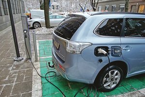 Pradžiugino elektromobilių vairuotojus – nebesustos išsikrovę   