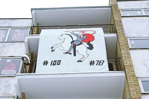 Studentai pasipuošė bendrabučius: ant žirgo pasodino ne Vytį, bet Kalėdų senį