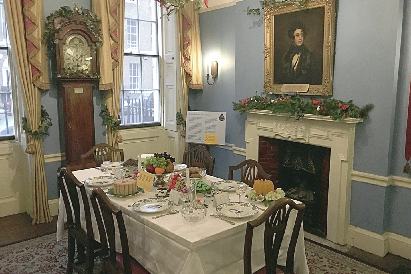 XIX amžiuje gyvenusio Ch.Dickenso muziejuje Londone galima pajusti Kalėdų dvasią ir pamatyti, kaip buvo įsikūręs rašytojas su šeima. Dickensai labai mėgo ruošti puotas, kviesti svečius, bet vertino tiktai tuos, kurie paiso mandagumo taisyklių.<br>V.Rudavičiaus nuotr.
