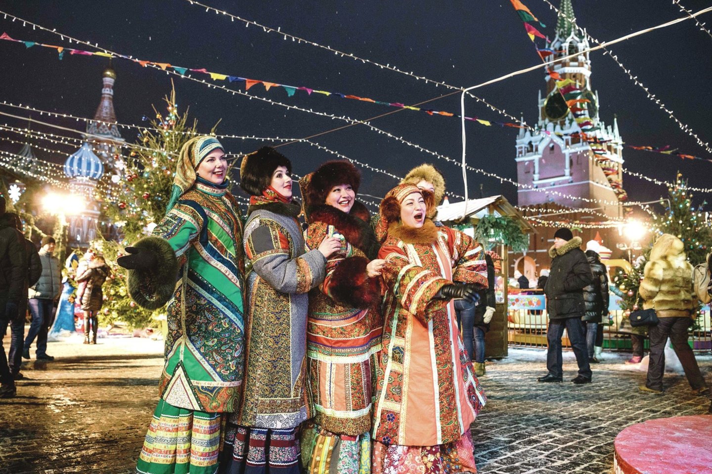 Naujieji metai ir Kalėdos rusų šeimai būtų buvusios liūdnos, jeigu geri žmonės nebūtų suskubę į pagalbą.<br>AFP/„Scanpix“ nuotr.