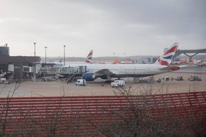 Dėl Gatviko oro uosto darbą sutrikdžiusių dronų sulaikyti du asmenys