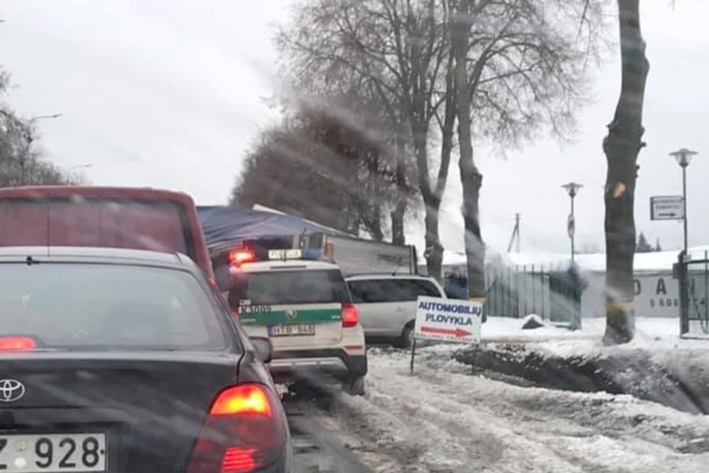 Jonavoje nuo kelio nuvažiavo ir apsivertė vilkikas<br>Soc. tinklapio „Facebook“ (Kur stovi policija Kaune) nuotr.