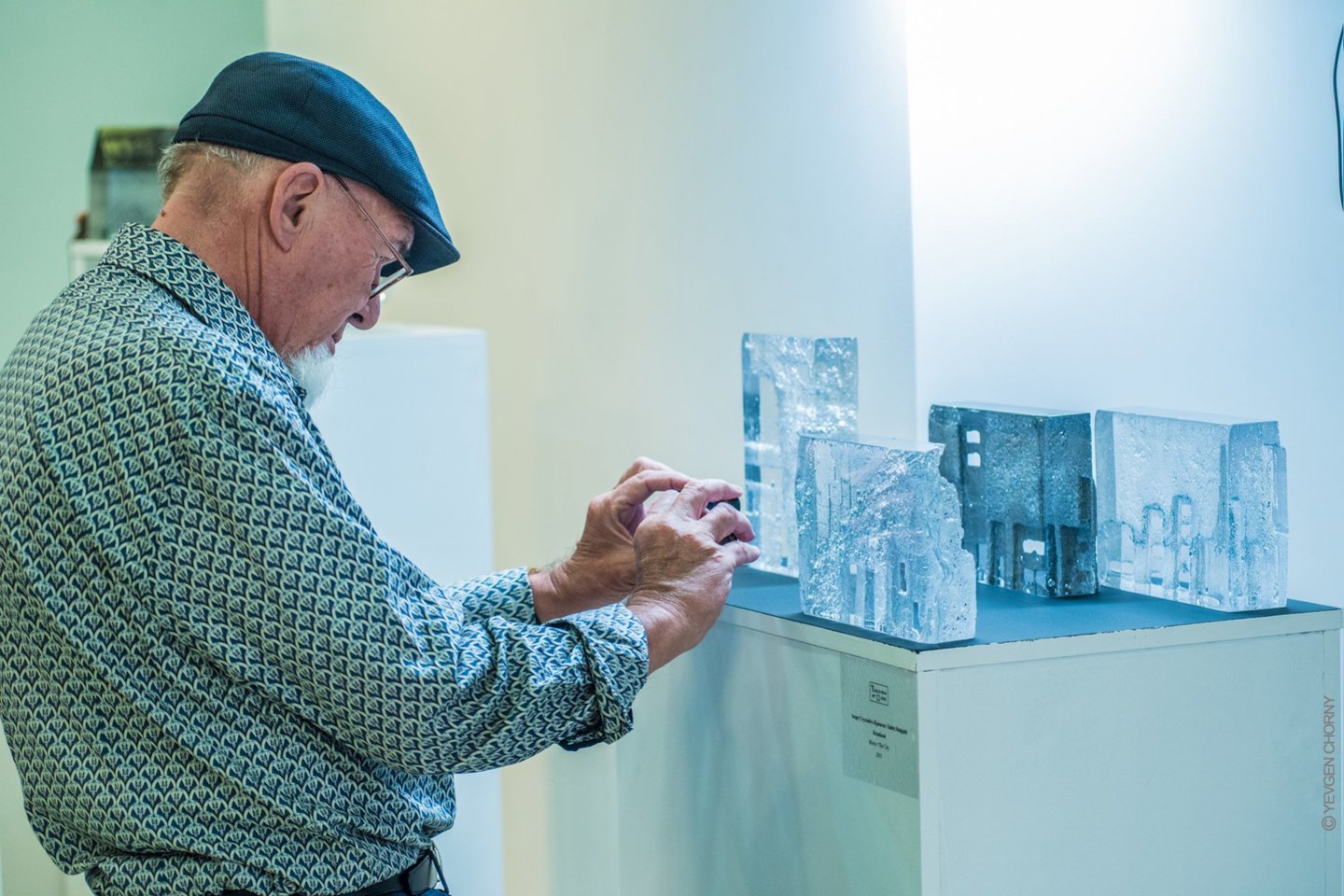 Ningbo stiklo muziejuje, kuris siekia pristatyti pasaulio laimėjimus stiklo meno srityje, yra Remigijaus Kriuko darbų.