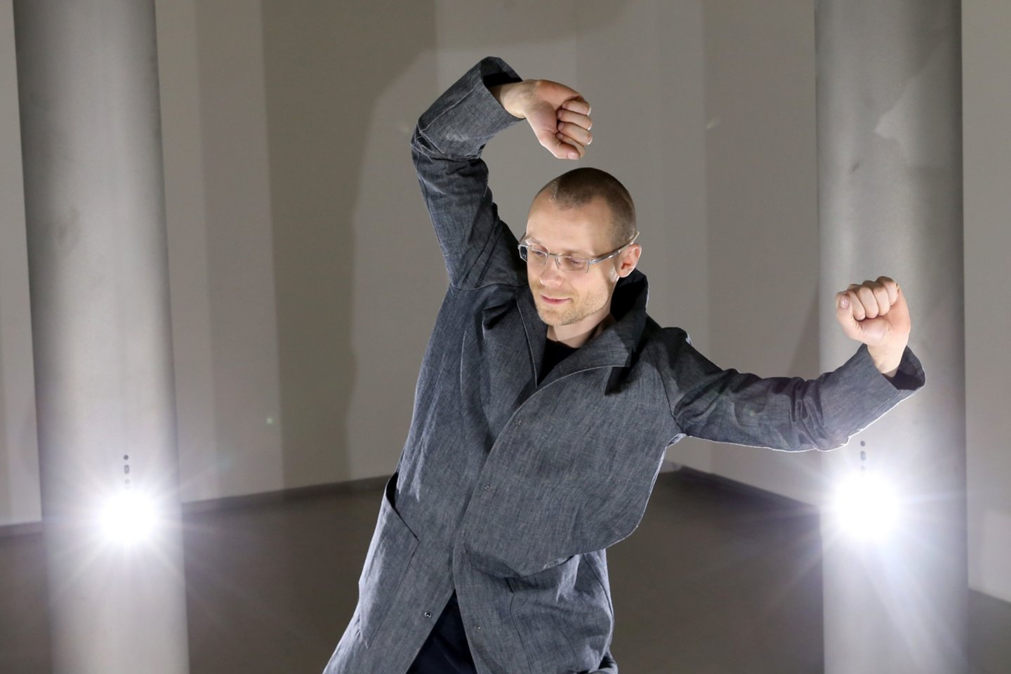 Menininkas Julijonas Urbonas pristatė savo parodą „Planeta iš žmonių“ Vilniaus „Vartų“ galerijoje.<br> R.Danisevičiaus nuotr.