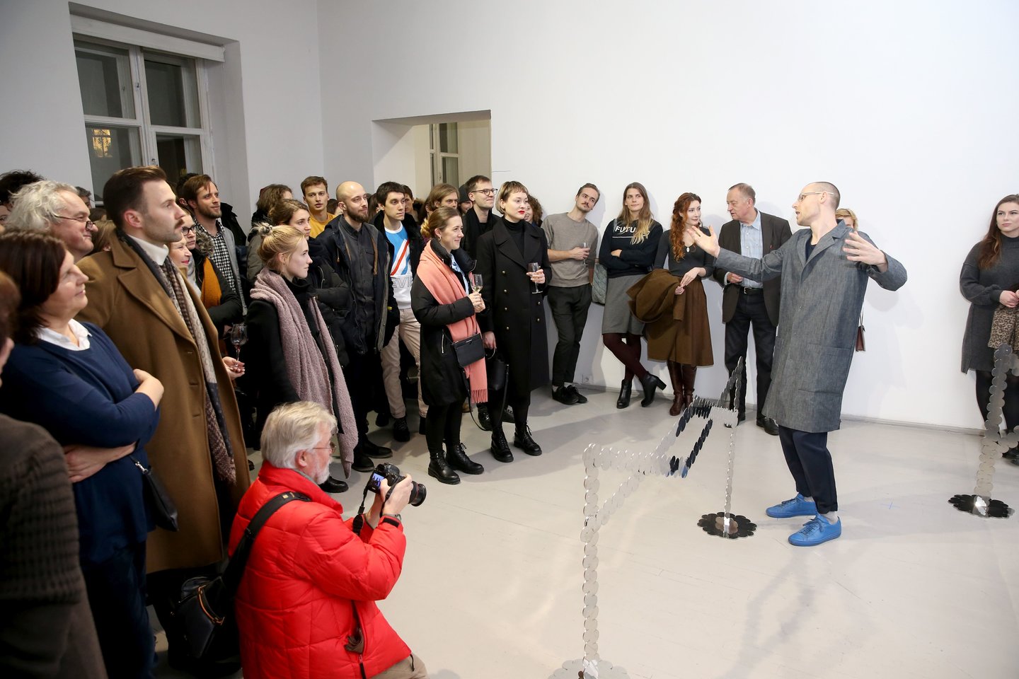 Menininkas Julijonas Urbonas pristatė savo parodą „Planeta iš žmonių“ Vilniaus „Vartų“ galerijoje.<br> R.Danisevičiaus nuotr.