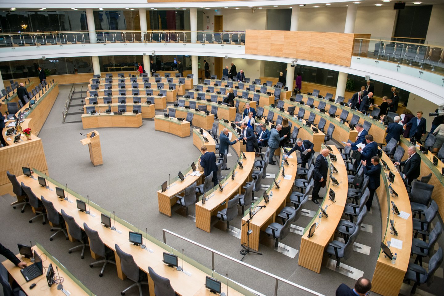 Kanclerių pavertimas politinio pasitikėjimo pareigūnais leistų ministrams juos skirti be konkurso.