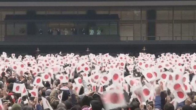 Paskutinis gimtadienis: imperatorių sveikino rekordinė žmonių minia