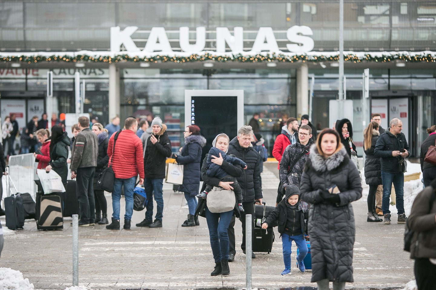 Laikui iki švenčių beveik išsekus, Lietuvą užplūdo į tėvynę grįžę emigrantai<br> G.Bitvinsko nuotr.