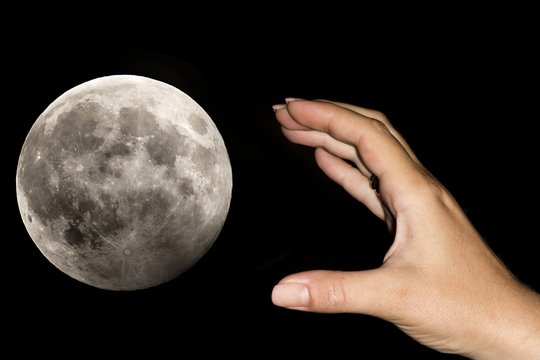 Kodėl Mėnulis visada į Žemę atsukęs tą pačią savo pusę?