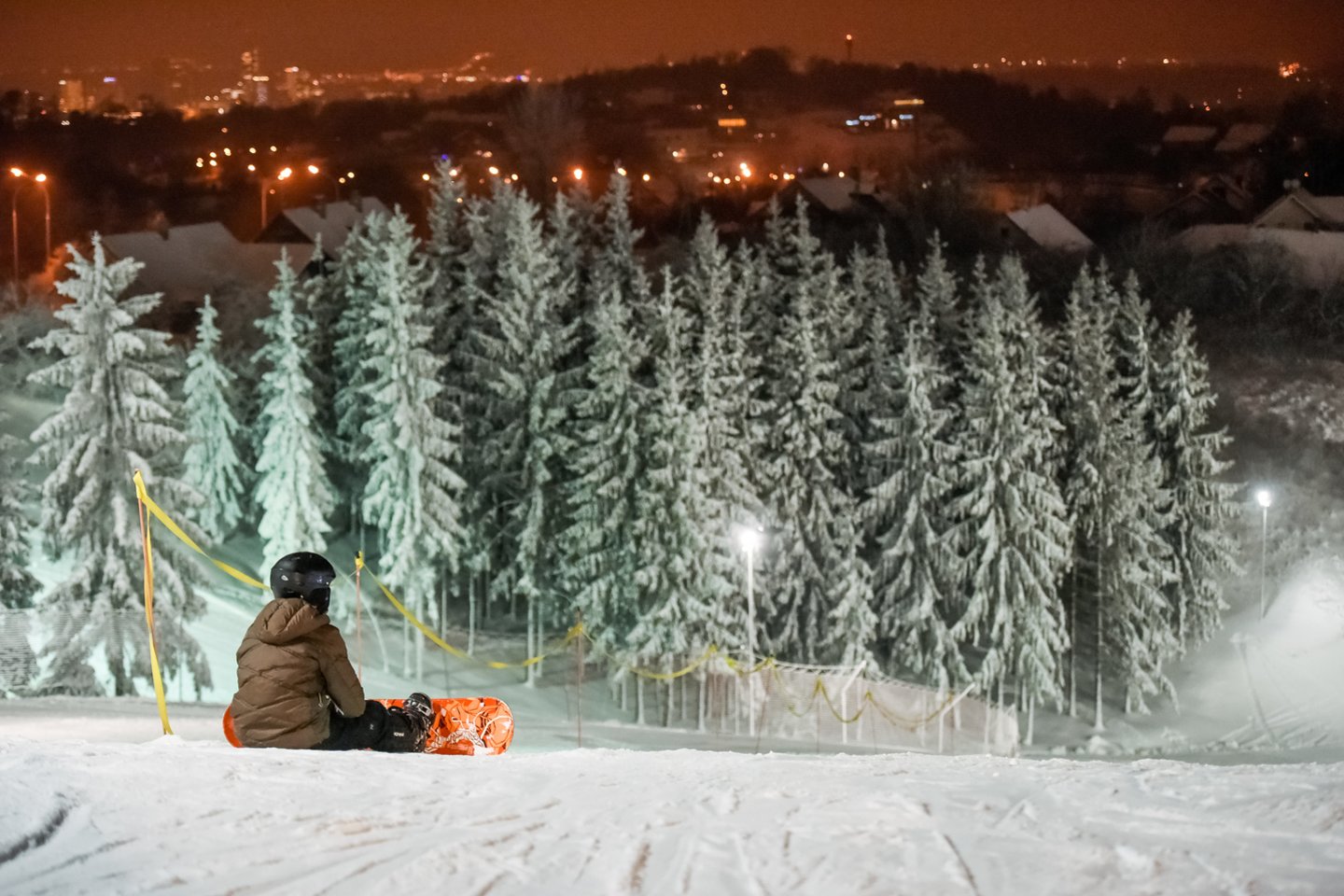 Nors sniego ir baltų pusnų, ko gero, šią savaitę netrūksta niekur Lietuvoje, yra vietų, kur kasmet žiema prasideda truputį anksčiau. Viena tokių – Liepkalnis Vilniuje<br>D.Umbraso nuotr.