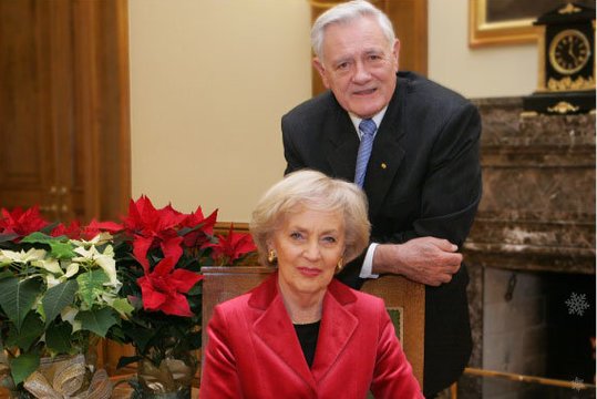 Alma ir Valdas Adamkai jautriais žodžiais pasveikino lietuvius su šventėmis