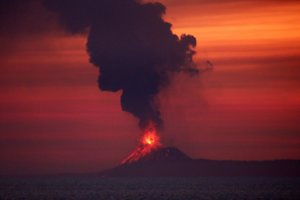 Pražūtingas ugnikalnis Indonezijoje nerimsta ir spjaudosi toliau: baiminamasi antro cunamio