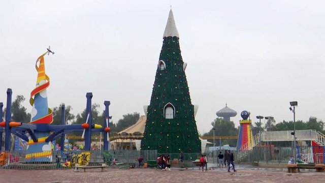 Irako sostinėje iškilo didžiausia Kalėdų eglė šalyje 