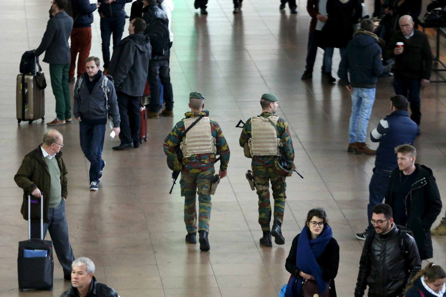 Briuselio prabangių parduotuvių rajone vienas šaunamuoju ginklu apsiginklavęs asmuo paleido kelis šūvius Luizos prospekte, pirmadienį pranešė Briuselio prokuratūra. <br>Reuters/AFP/ Scanpix nuotr.