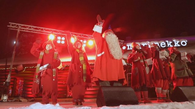 Suomijoje minios žmonių išlydėjo Kalėdų Senelį į kelionę 