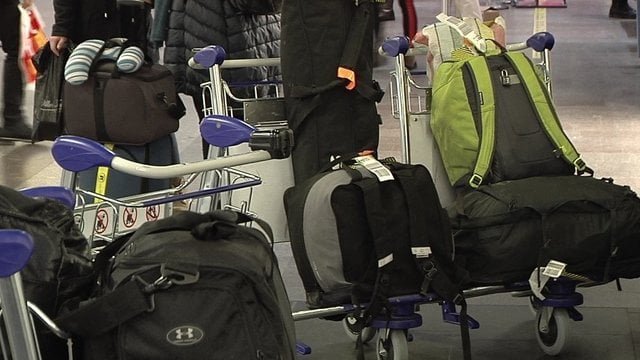 Pas artimuosius emigrantus skrendantys lietuviai stebina savo lagamino turiniu