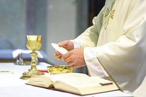 Ispanijoje demaskuotas 18 metų kunigu apsimetinėjęs kolumbietis