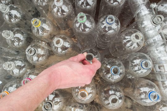 Už kelionę autobusu galima atsiskaityti plastikine tara