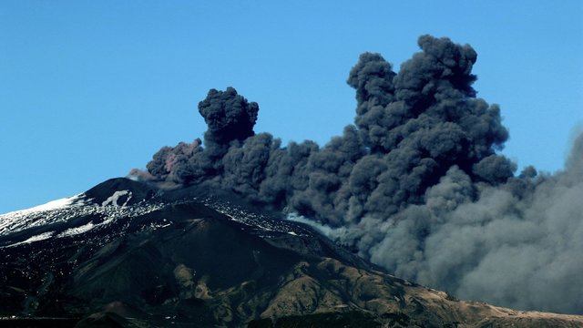Nuo Etnos ugnikalnio šlaitų evakuoti lankytojai