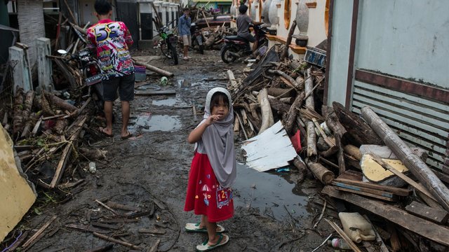 Dėl nepastebėto cunamio kritikuojamą Indonezijos valdžią spaudžia nauji nemalonumai