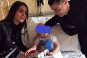 Cristiano Ronaldo Kalėdų proga Turine lankė mažuosius ligonius ir teikė jiems dovanas