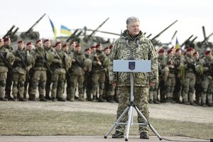 Petro Porošenka paskelbė karinės padėties pabaigą 10 regionų
