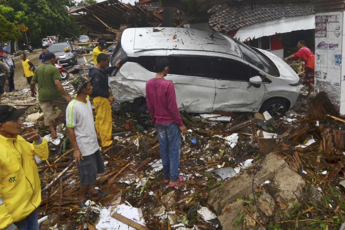 Indonezijoje ketvirtadienį buvo padidintas besiveržiančio ugnikalnio, savaitgalį sukėlusio pražūtingą cunamį, pavojaus lygis, o kiek anksčiau pareigūnai perspėjo, kad dėl padidėjusio kraterio aktyvumo gali susiformuoti dar viena pražūtinga banga.<br>AP nuotr.
