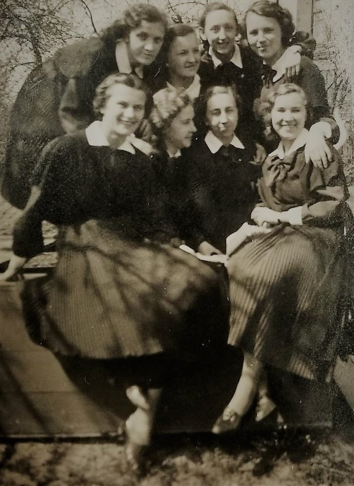 KAUNO VIII GIMNAZIJOS VI KLASĖS MOKINĖS.Elena Spirgevičiūtė – pirmoje eilėje, pirma iš kairės. 1941 m.<br>Asmeninis Česlovo Spirgevičiaus archyvas.