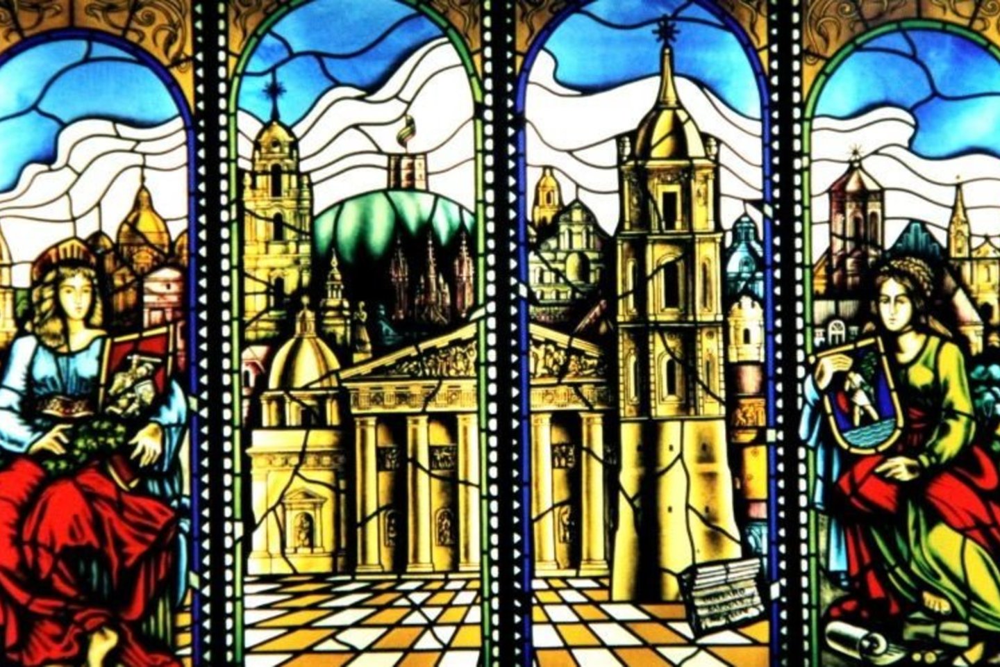 B.Bružo kuriami plonastikliai, švino juostelėmis sujungti vitražai dažniausiai iliustruoja istorinius įvykius, juose gausu personažų, architektūros ir įvairių simbolinių detalių.