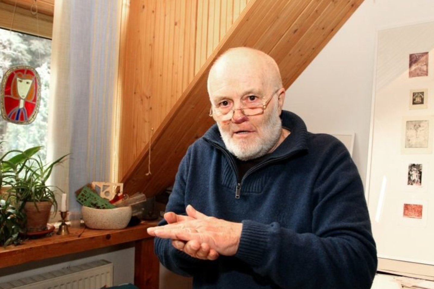 Talentingasis vitražų kūrėjas B.Bružas tebėra užverstas užsakymais. <br> A.Švelnos nuotr.