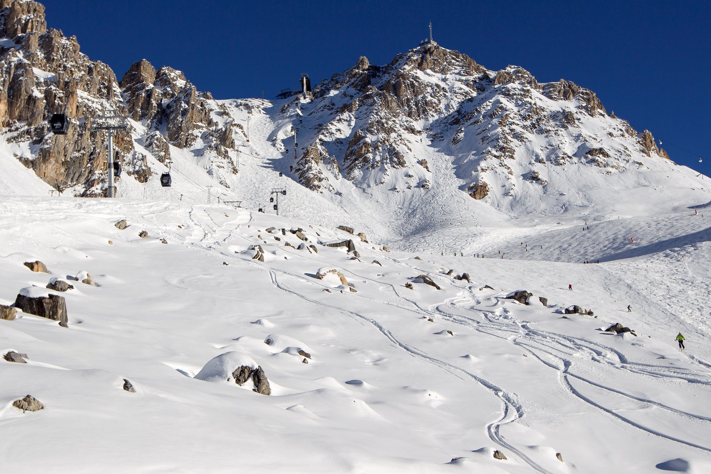  Prancūzijos Alpėse vienas 12-metis trečiadienį buvo rastas gyvas, išbuvęs maždaug 40 minučių po sniegu, kai buvo palaidotas lavinos, nuslinkusios jam slidinėjant su tėvais.<br> Reuters/Scanpix nuotr.