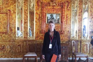 Susitikimas su aklomis moterimis kostiumų dizainerę paskatino pasitikėti pojūčiais