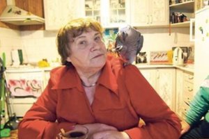 Vilkaviškiečių šeimos papūga Polė užkariavo jų ir visos gatvės vaikų širdis
